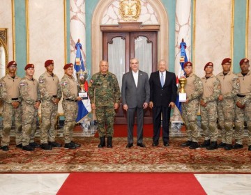 Presidente Abinader recibe y felicita en el Palacio Nacional a campeones dominicanos de Fuerza Comando Paraguay 2026