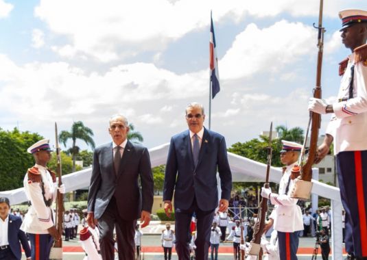 Presidente Abinader recibe en el Palacio Nacional al presidente de Honduras, Nasry Asfura Zablah