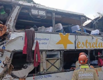 Mueren al menos 21 personas tras el choque entre un autobús y un camión en Brasil