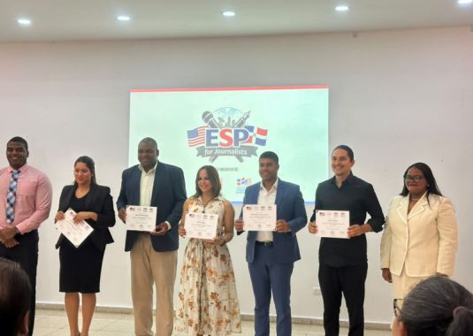  Dominico Americano celebra graduación de más de 40 periodistas en programa de inglés especial