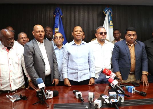 Transportistas respaldan al Intrant, ratifican que no habrá aumento del pasaje y apoyan operativo de fiscalización en Santiago