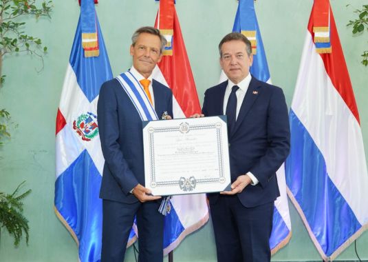  Canciller Bisonó condecora al embajador de Países Bajos al concluir su misión en República Dominicana