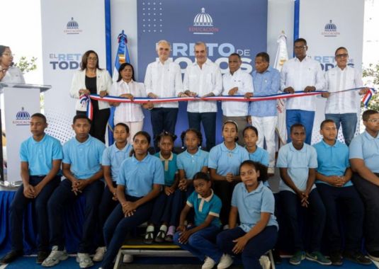 Presidente Abinader inaugura techado multiuso escolar en Duvergé