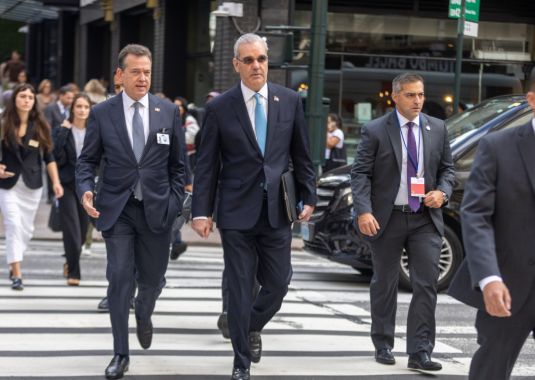  Presidente Luis Abinader recorre a pie calles de Nueva York durante su trayecto hacia la Asamblea General de la ONU