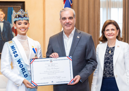 Presidente Luis Abinader recibe en el Palacio Nacional a Miss Mundo 2026, Joheirry Mola