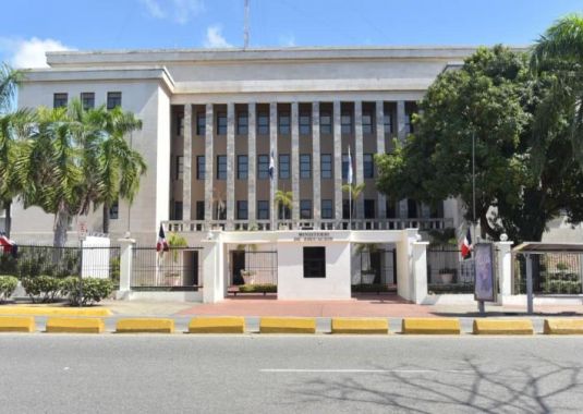 Ministerio de Educación mantiene suspensión de docencia en zonas vulnerables de provincias bajo alerta amarilla