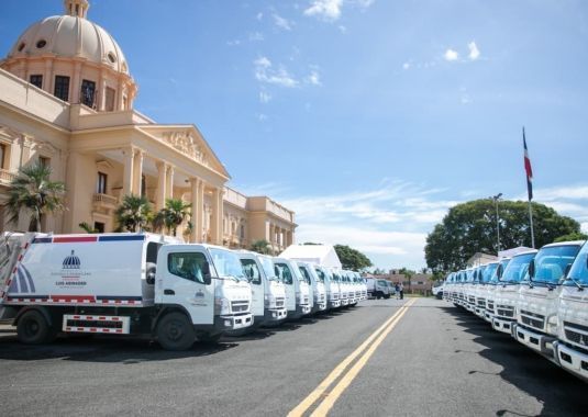 Gobierno entrega 50 camiones compactadores para fortalecer la recogida de basura y proteger la salud de la población