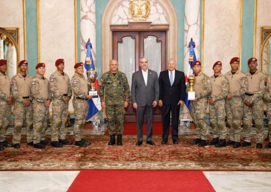 Presidente Abinader recibe y felicita en el Palacio Nacional a campeones dominicanos de Fuerza Comando Paraguay 2026