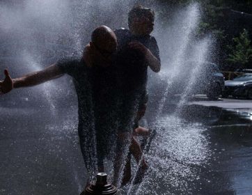 Nueva York activa centros de enfriamiento ante una nueva ola de calor extremo