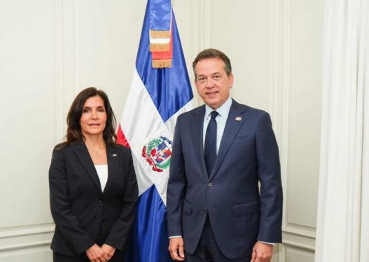 Nuevo canciller recibe a la embajadora de EE. UU. y reafirman disposición de un diálogo permanente