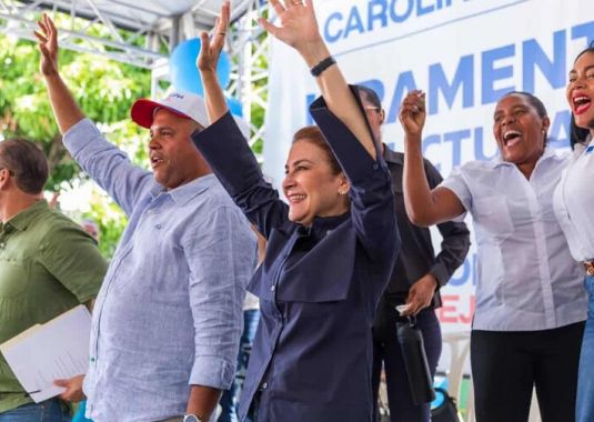 Carolina Mejía fue a Ocoa y a Peravia y prometió continuar las obras del presidente Abinader