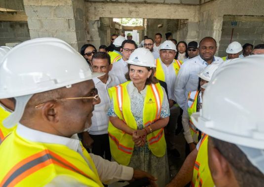  Vicepresidenta Raquel Peña supervisa construcción del Hospital Traumatológico Luis L. Bogaert en Mao