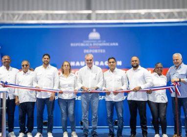 Presidente Luis Abinader entrega moderno techado multiuso que impulsa el deporte y la recreación juvenil en Bajos de Haina