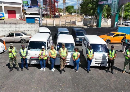 Intrant retiene vehículos en Ciudad Juan Bosch; cinco eran conducidos por haitianos sin licencia