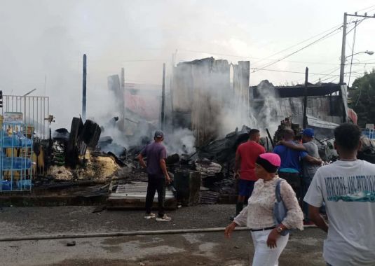 Incendio destruye varios negocios en plaza comercial de municipio de Puerto Plata