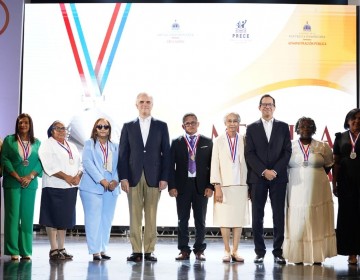 Entregan el Premio a la Calidad Educativa (PRECE) 2025 a centros, distritos y regionales con mejor desempe&ntilde;o