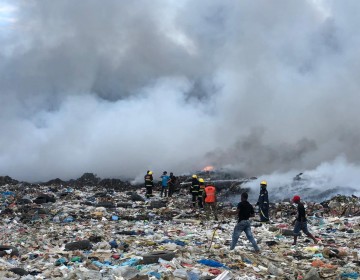 Miembros de la Unidad Humanitaria y de Rescate (UHR) del #EjercitoRD, trabajan en la extinci&oacute;n de un incendio que ocurre en el Vertedero de Duquesa
