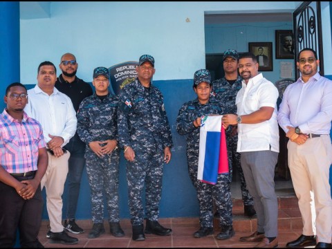 Entrega de banderas dominicanas fortalece los valores patrios en destacamentos de La Romana