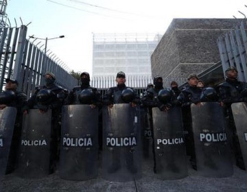 Decenas de militares y polic&iacute;as cercan la Asamblea Nacional de Ecuador