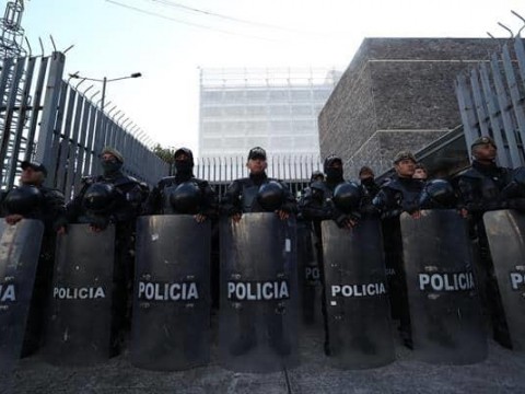 Decenas de militares y polic&iacute;as cercan la Asamblea Nacional de Ecuador