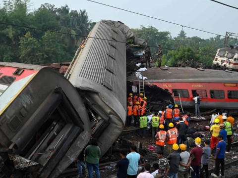 El rey Carlos III expresa su conmoci&oacute;n y tristeza por el accidente de tren en la India