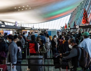 Oleada de cancelaciones de vuelos por quinto d&iacute;a, con 2,450 en todo el mundo