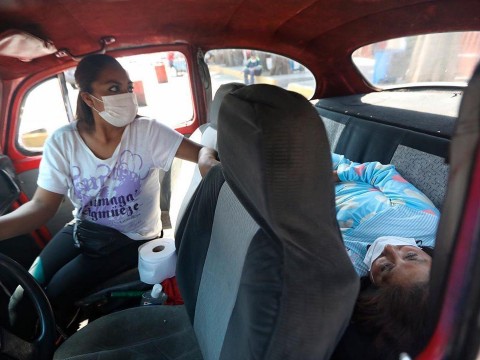 Centro de Salud mexicanos est&aacute;n abarrotados de pacientes y miles en espera de camas  por  pandemia del COVID-19