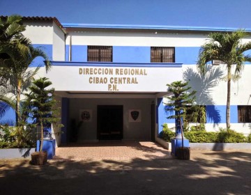 Se entrega joven implicado en muerte a tiros de una mujer