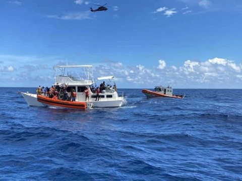 M&aacute;s de un centenar de migrantes haitianos llegan a Florida en un velero
