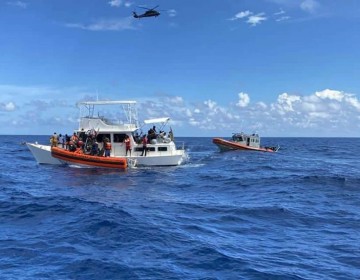 M&aacute;s de un centenar de migrantes haitianos llegan a Florida en un velero
