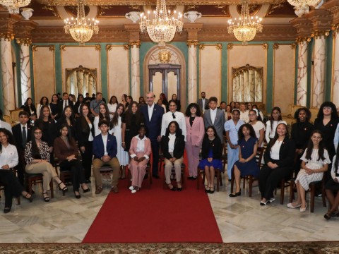 Presidente Abinader recibe a estudiantes de origen dominicano destacados en el extranjero