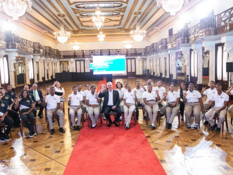 Presidente Abinader se re&uacute;ne con 53 estudiantes sordos que completaron su formaci&oacute;n en inteligencia artificial