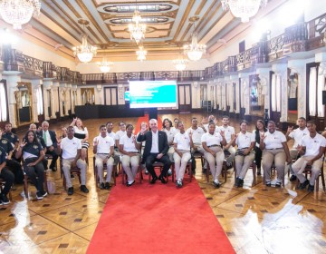 Presidente Abinader se re&uacute;ne con 53 estudiantes sordos que completaron su formaci&oacute;n en inteligencia artificial