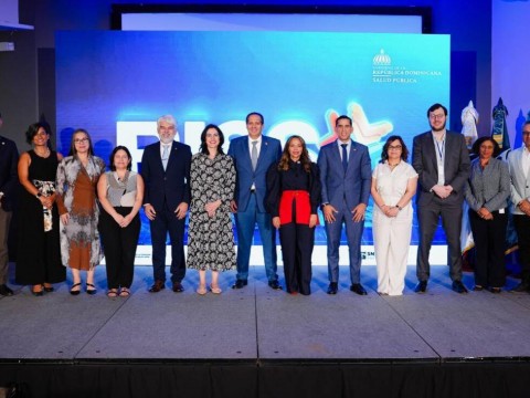 Ministerio de Salud presenta plan para mejorar la atenci&oacute;n m&eacute;dica en tres provincias y eval&uacute;a servicios de salud en siete regiones