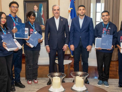 Presidente Luis Abinader recibe en Palacio Nacional a j&oacute;venes dominicanos que rompieron r&eacute;cord mundial de lectura