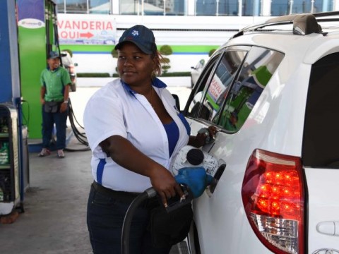 Varios combustibles bajar&aacute;n de precios y subir&aacute;n RD$5 al avtur