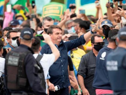 Bolsonaro se une a manifestaci&oacute;n en apoyo a su gobierno en franca violaci&oacute;n a protocolos de distanciamiento social  