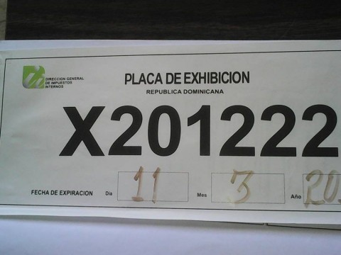 DGII extiende plazo de la fecha de vigencia de las placas de exhibici&oacute;n de veh&iacute;culos vencidas
