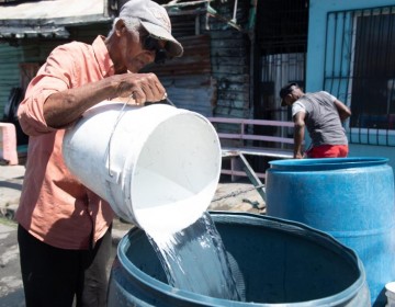 Residentes en la Capital y SDE adoptan medidas con el agua ante sequ&iacute;a
