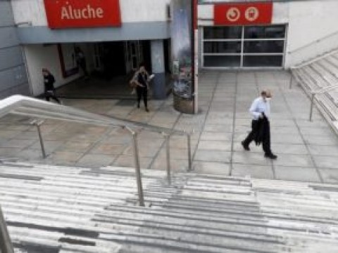 Calles y centros comerciales de Espa&ntilde;a permanecen cerrados  y 70.000 confinados en Catalu&ntilde;a