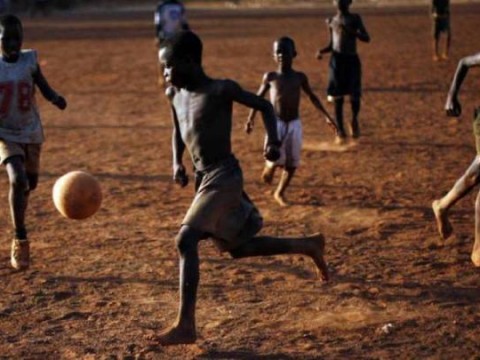 Rayo mata a nueve ni&ntilde;os mientras jugaban f&uacute;tbol en Uganda
