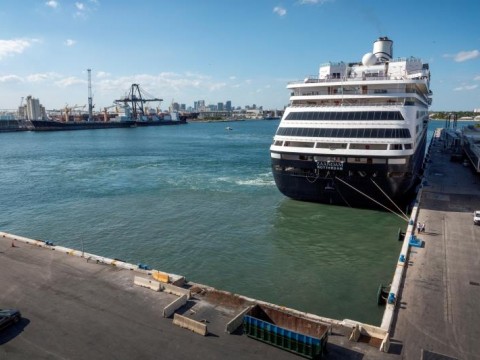 Desembarcan a mexicanos del crucero con contagiados de Florida
