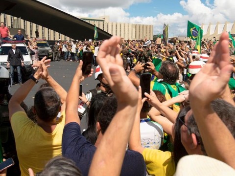 Presidente de Brasil ignora distanciamiento social y sale a las calles a compartir con seguidores 