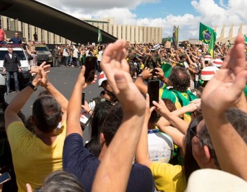 Presidente de Brasil ignora distanciamiento social y sale a las calles a compartir con seguidores 