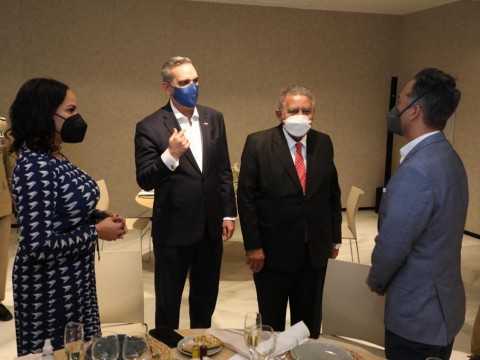 Abinader visita zona de residentes dominicanos en Madrid