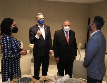 Abinader visita zona de residentes dominicanos en Madrid