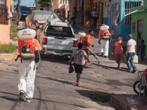 Salud P&uacute;blica interviene sectores por dengue; residentes dicen medida es tard&iacute;a