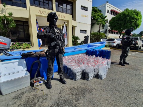 Ocupan 362 paquetes presumiblemente coca&iacute;na en Peravia; apresan dos colombianos
