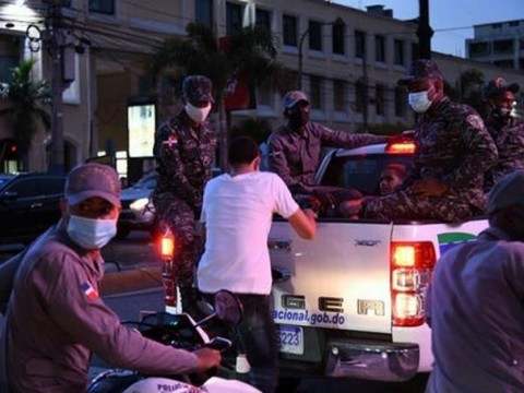 Polic&iacute;a Nacional apresa 1,029 individuos por incumplir con la dispersi&oacute;n del toque de queda