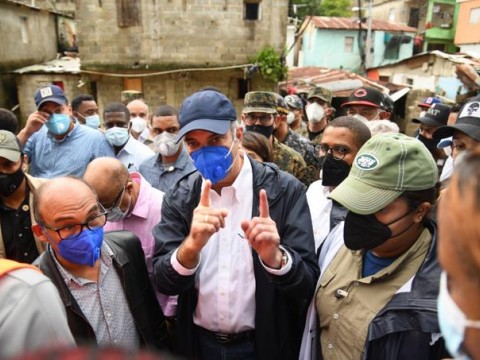 Abinader visita zonas afectadas por tormenta tropical y sobrevolar&aacute; este lunes territorio nacional